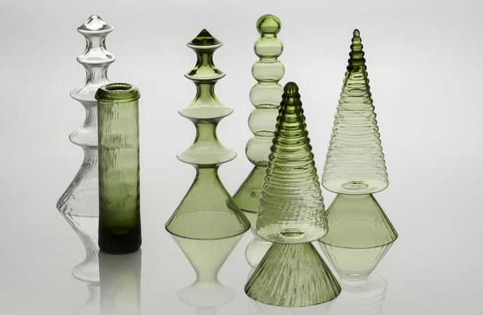 6 Stücke aus überwiegend grünem Glas in verschiedenen Formen